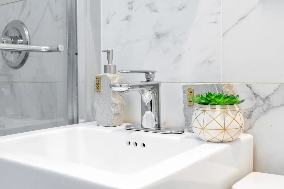 69-5C Festive Comfort Brand New 1Br Lower East Side Christmas Ready New York Apartment